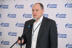 Генеральный директор ООО "Газпром энерго" приветствует блоггеров перед началом мероприятия