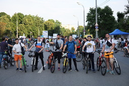 Работники администрации "Газпром энерго" — участники ночного велофестиваля в Москве. Июль 2022