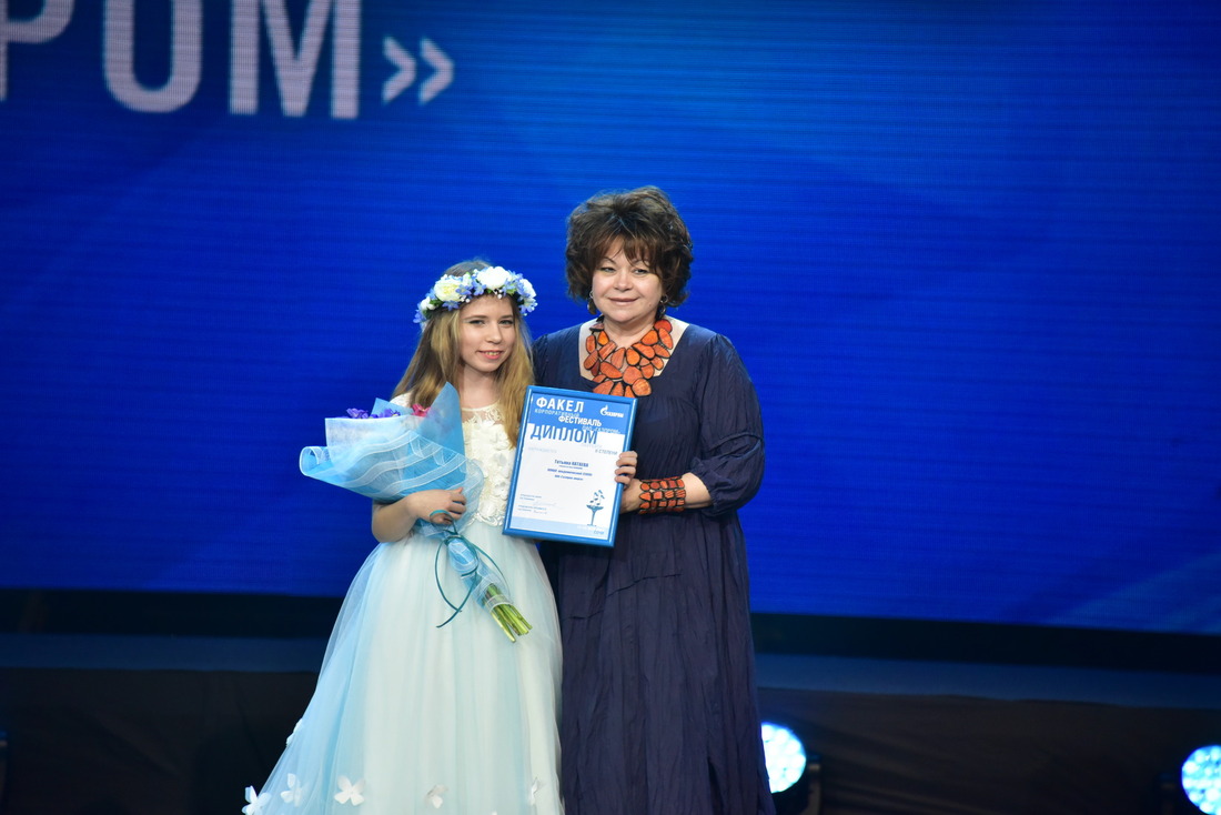 Марина Полтева вручает награду Татьяне Катаевой фото: Антон Кардашов