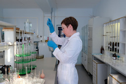 Лаборант химического анализа 4-го разряда Елена Шаныгина производит отбор приготовленного раствора для дальнейшего проведения исследования
