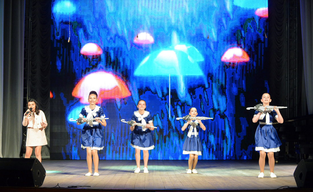 Танец с зонтиками