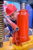 Электромонтер по ремонту и обслуживанию электрооборудования Василий Кузнецов выполняет прессовку подшипника