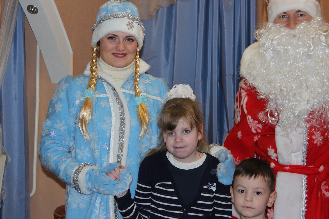 Ребята загадали желания Деду Морозу и Снегурочке