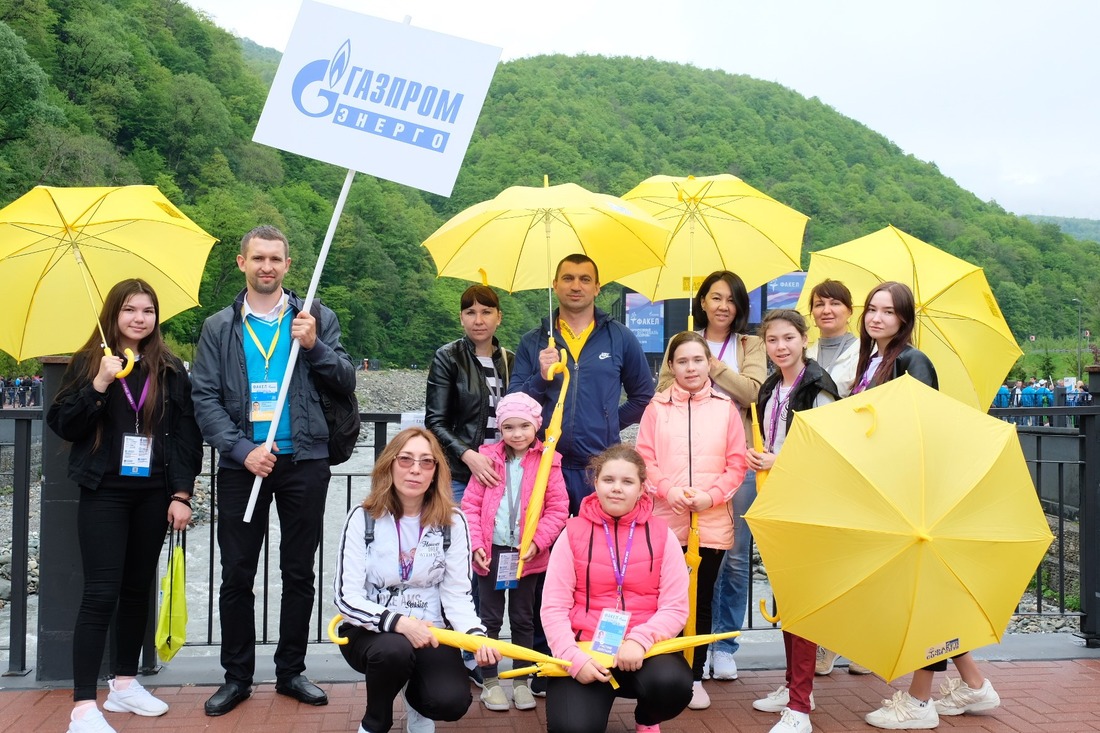 Делегация ООО «Газпром энерго» перед флэш-мобом с зонтиками