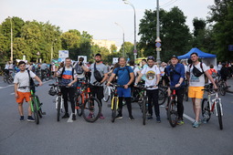 Работники администрации "Газпром энерго" — участники ночного велофестиваля в Москве. Июль 2022