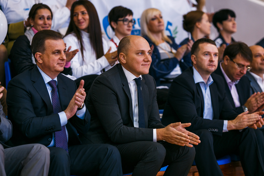 Андрей Мельниченко, генеральный директор ООО «Газпром добыча Астрахань» и Артём Семиколенов, генеральный директор ООО «Газпром энерго» наблюдают за спортивной борьбой