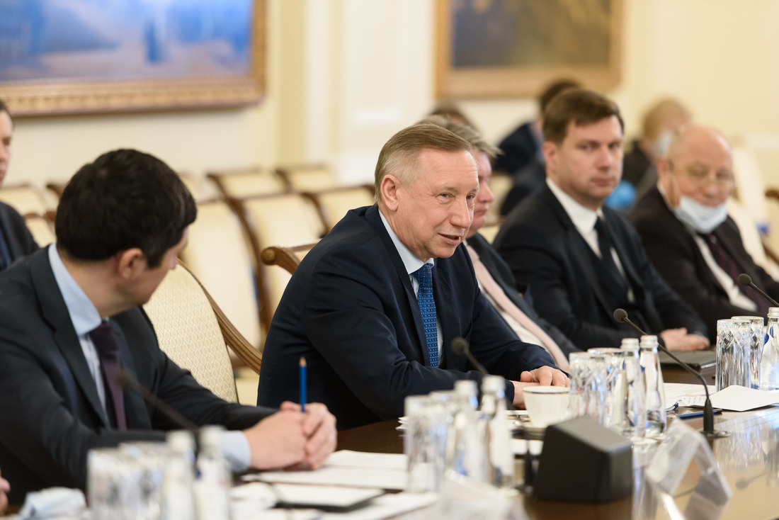 Александр Беглов (в центре) во время заседания