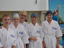 Команда пловцов во время соревнований в Санкт-Петербурге