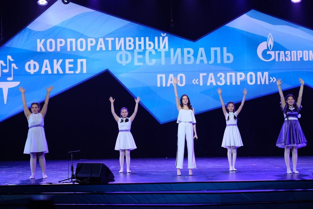 Выступление ансамбля жестовой песни «Зазеркалье» и студентки АГУ Алии Зимноровой