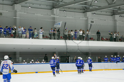 Участники хоккейного турнира и болельщики