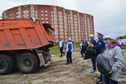 Сургутский филиал вывез грузовой автомобиль, заполненный мусором