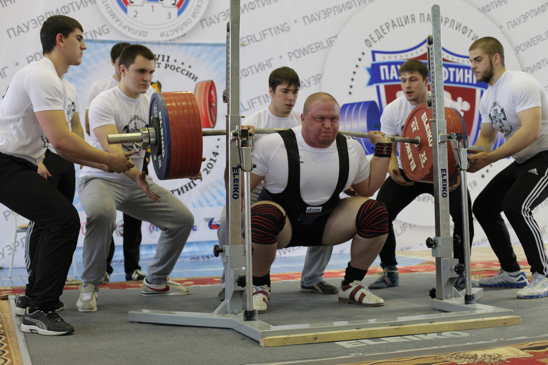 Руслан Жигаленко взял вес 470 кг во время выполнения упражнения приседание со штангой на плечах