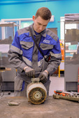 Электромонтер по ремонту обмоток и изоляции Хазрет Амангалиев выполняет замену клеммной коробки электродвигателя