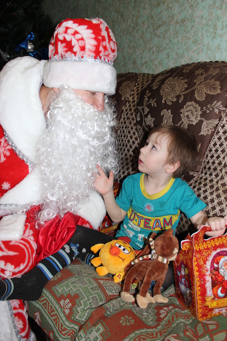 Маленький Самуэль загадывает желание Деду Морозу