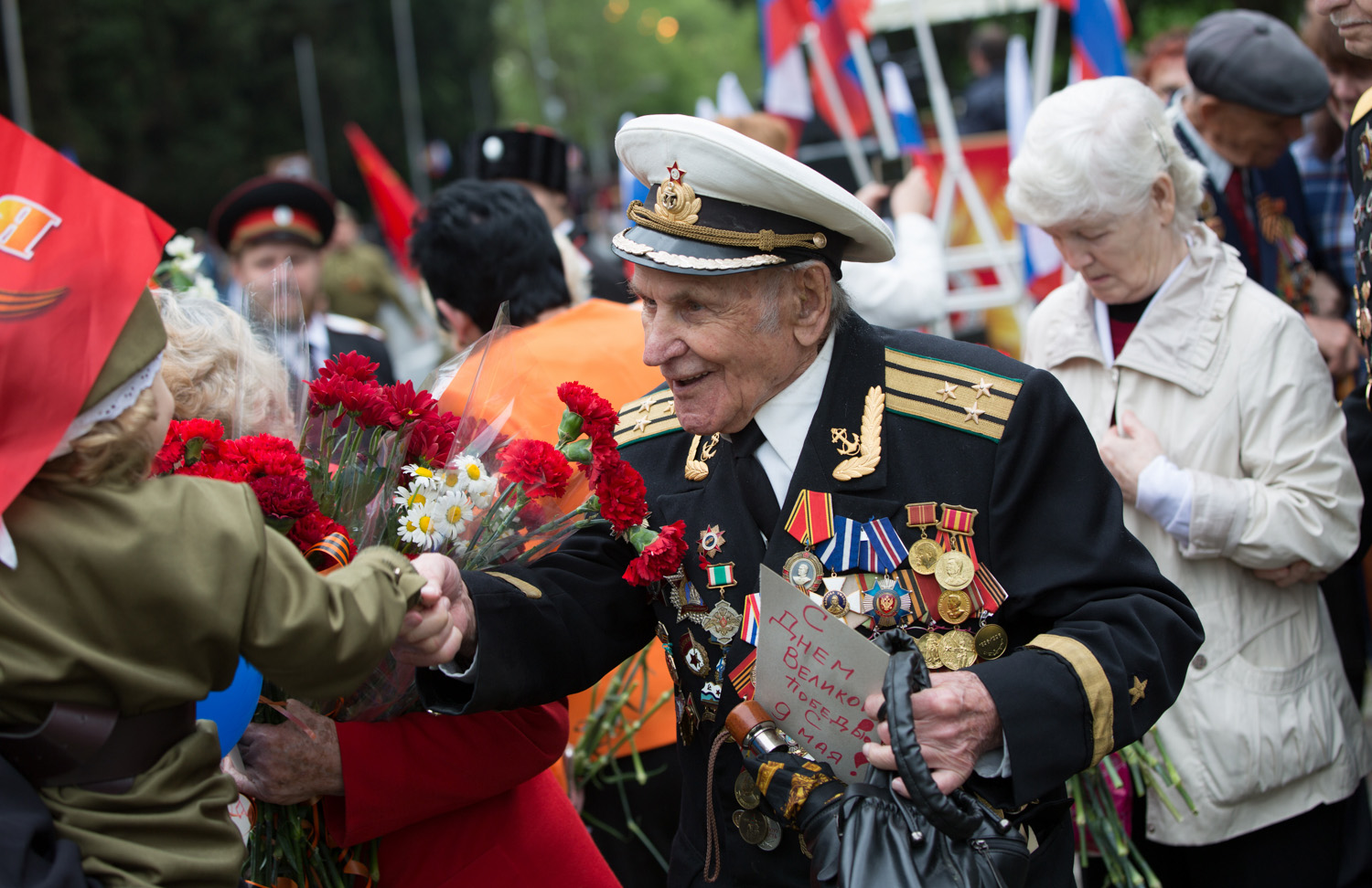 9 мая участники вов. День Победы ветераны. Празднование 9 мая. Празднование дня Победы. Ветераны ВОВ на параде.